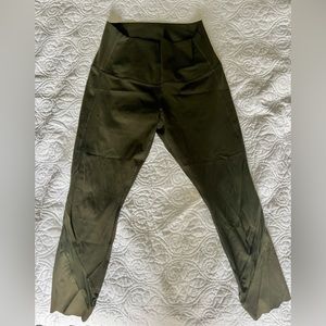 LuLuLemon scalloped crop leggings (Size 8)